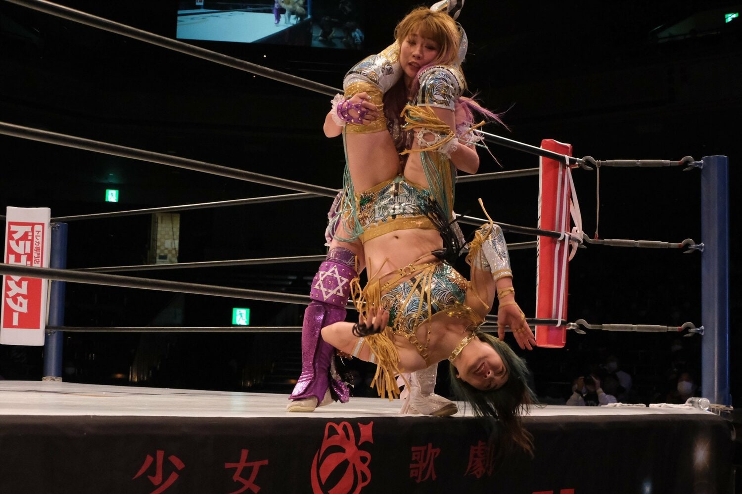 エプロンでの攻防から上谷はフランケンシュタイナーに…