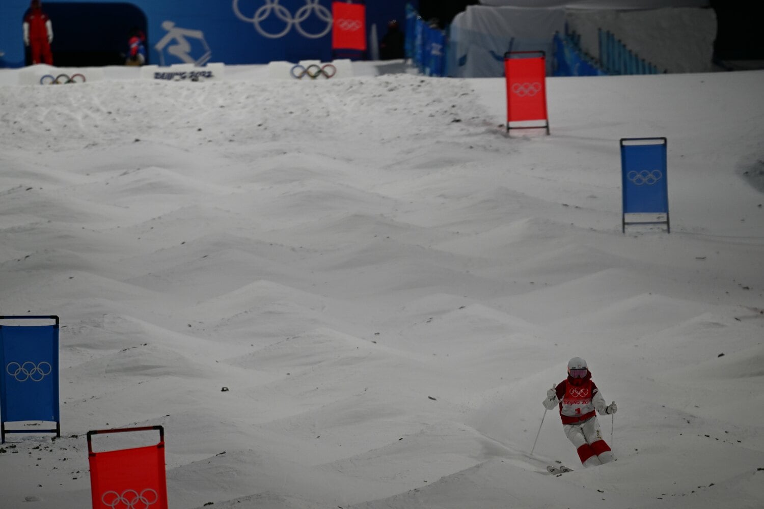 マイナス20度前後という低気温のなか、人工雪のコースを滑り降りる女子モーグルの川村あんり　©Naoya Sanuki/JMPA