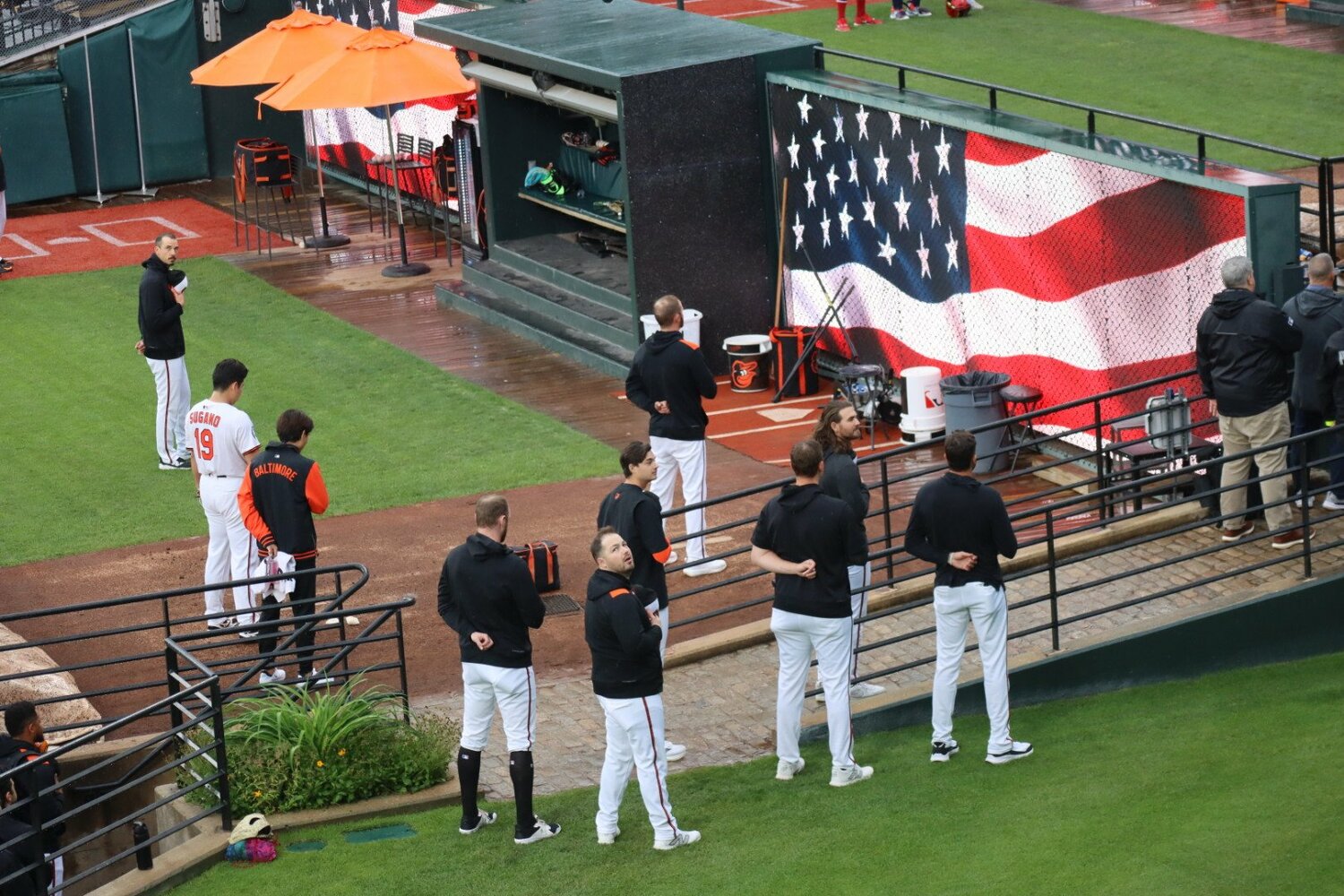 国歌斉唱時にブルペンで思いを高める菅野　©Yuki Yamada