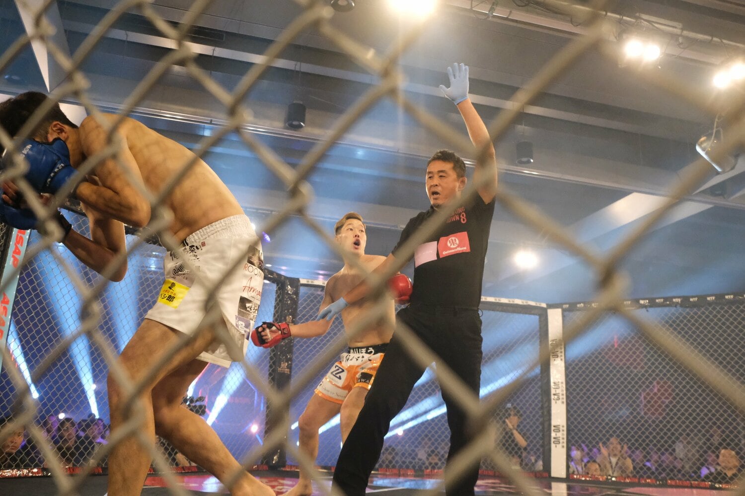 清水から2度目のダウンを奪い、ぬりぼうがKO勝ちを収めた　©Norihiro Hashimoto