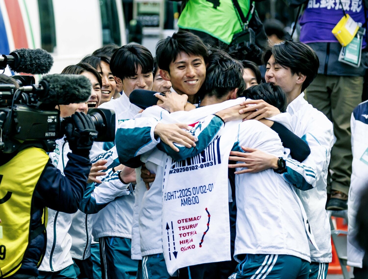 大手町のゴールで。優勝したチームの中心で笑顔を見せた田中　©Kiichi Matsumoto