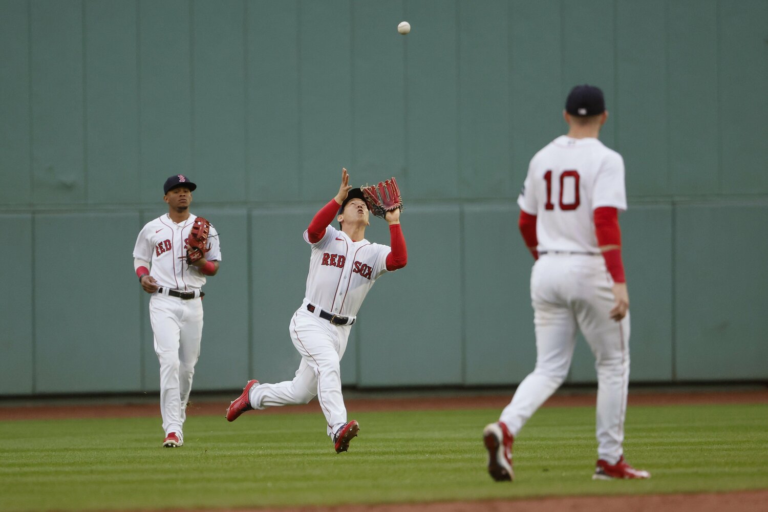 コーラ監督は「十分」と評価する吉田正尚の守備（写真は現地23日ホワイトソックス戦、風に流されるボールをキャッチ）©︎Getty Images