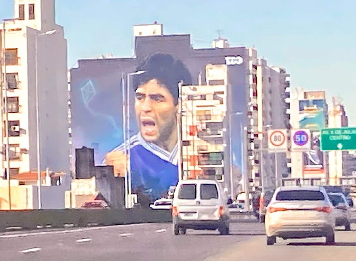 ブエノスアイレス市内の建物に描かれたマラドーナの壁画　©Atsushi Iio