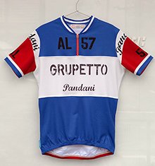 Vintage(Paris-Roubaix)半袖ジャージ。最新の高機能生地を使用しつつも、しっとりとソフトな質感でヴィンテージな風合いを醸し出している。(ブルー1万7500円/税抜)。