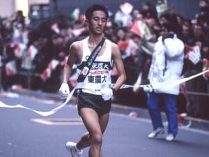 「1年奴隷、2年平民、3年天皇、4年神様だ！」“不適切”すぎる1996年の箱根駅伝出走体験記「史上初の2校棄権」「“箱根ギャル”がスターを追っかけ」