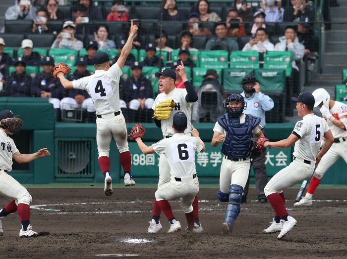 「それで甲子園、逃したんやぞ！」センバツで4年ぶり全国制覇…大阪桐蔭に起こっていた変化とは？ 「常に緊張感を」で生まれた“勝利への執念”＜Number Web＞ photograph by JIJI PRESS