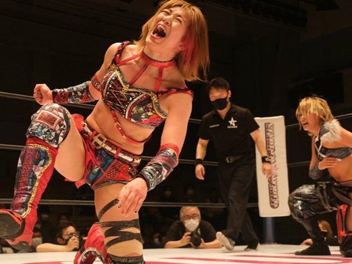 朱里とジュリア、“赤いベルト”戦を前にタッグ解散…スターダムを大きく変える「容赦なし」の対決とドンナ・デル・モンド結成秘話<Number Web> photograph by Norihiro Hashimoto