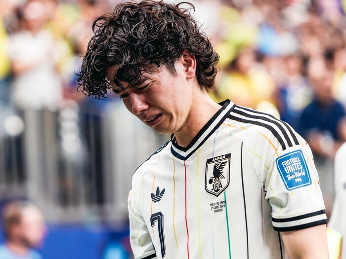 涙、涙の田中碧に久保建英がもらい泣き…何があった？「鎌田大地も落胆」「板倉滉と長友佑都、南野拓実は気丈に仲間を」ブラジル戦カメラマンは撮った＜Number Web＞ photograph by Kiichi Matsumoto/JMPA