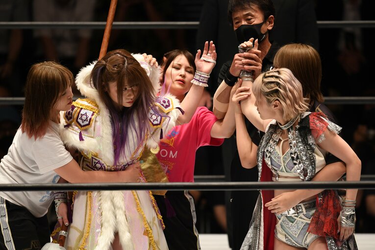 試合前からヒートアップし、セコンドに制止される両者