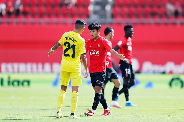 「クボ、ユニフォームちょうだい！」久保建英の“ティキタカ”は地元の子供、タクシー運転手にも人気… ビジャレアル相手に見せた敬意とは〈激写〉(38)