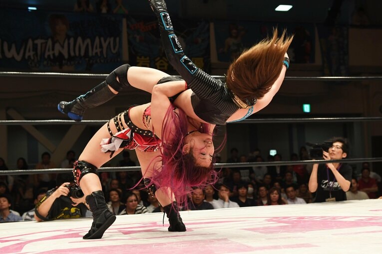 岩谷麻優にジャーマンスープレックスを放つ紫雷イオ。2017年6月21日、後楽園ホール　©Essei Hara