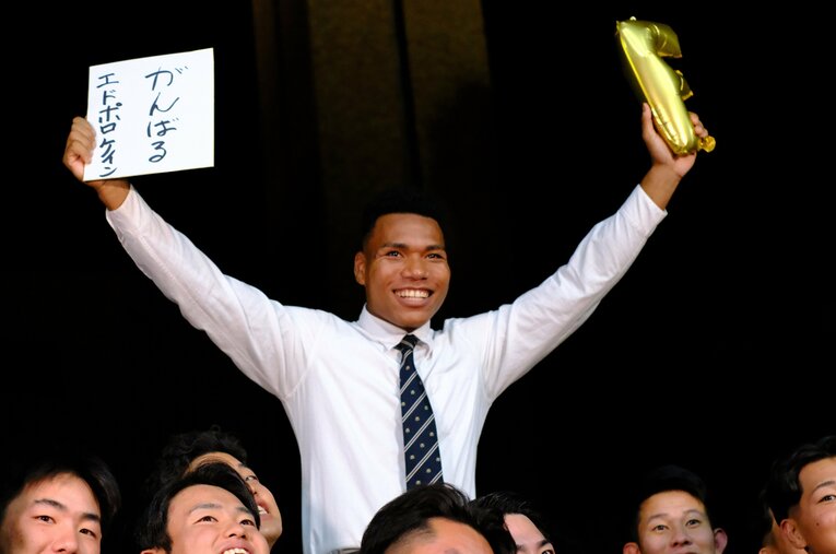 日本ハムからドラフト2位指名を受けチームメイトに祝福されるエドポロ・ケイン　©JIJI PRESS