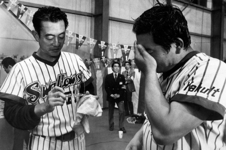 1978年10月、ヤクルトを初優勝に導き、喜びにひたる広岡達朗と“参謀”の森昌彦（現・祇晶）。しかしこの翌年、チームは内側から瓦解してしまう ／ photograph by Sankei Shimbun