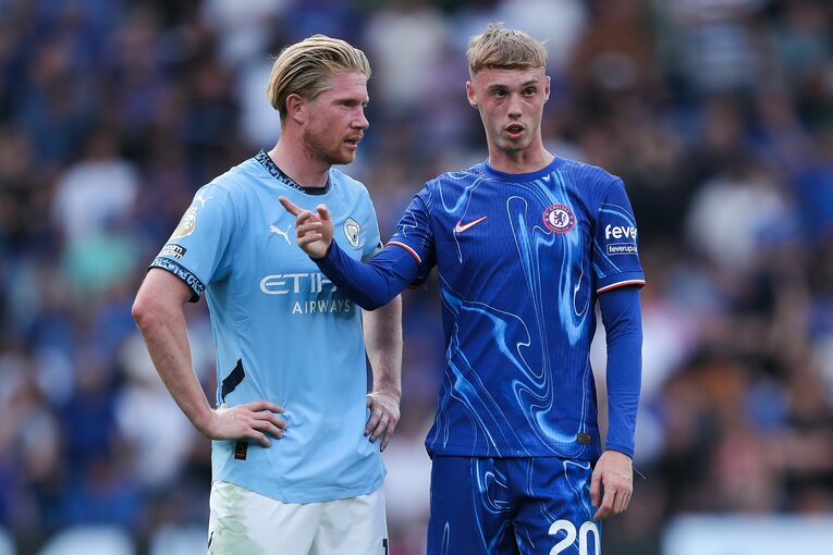 チェルシーへと旅立ったパーマー（右）。デ・ブライネの後釜として期待されたが　©Getty Images