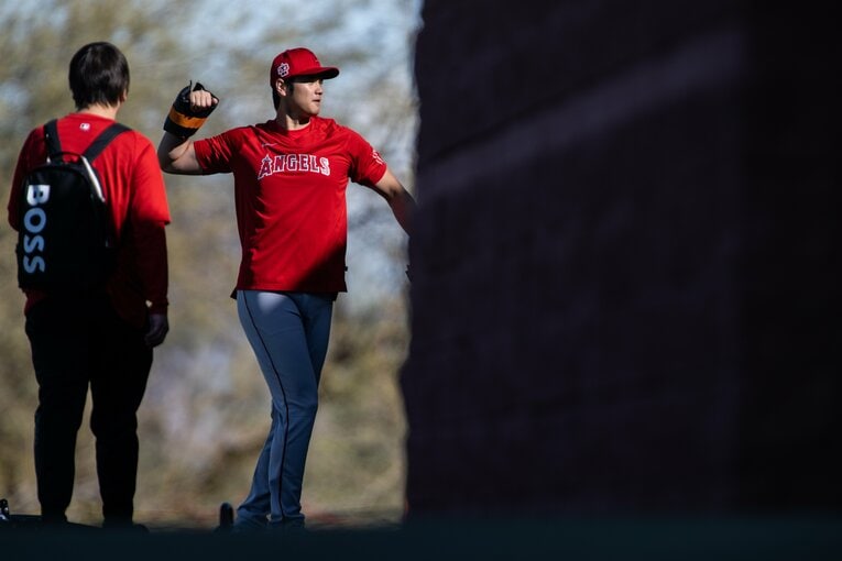 ボクシンググローブのような器具を用いて練習　©Nanae Suzuki