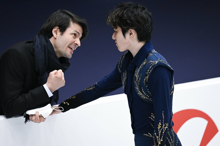 '22年世界選手権の宇野昌磨。ランビエルコーチ（左）との二人三脚で頂点を摑んだ　©︎Asami Enomoto
