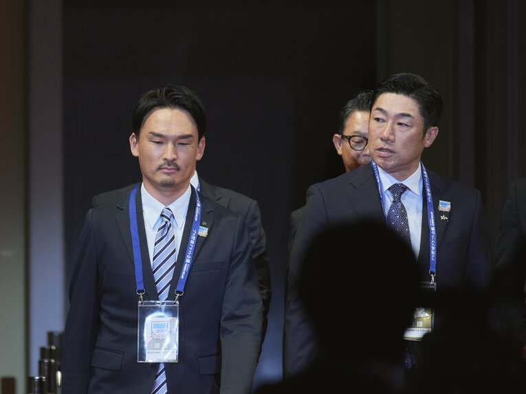 ドラフト会議に臨んだ長谷川部長（左）と相川監督（右）　©Yuki Suenaga