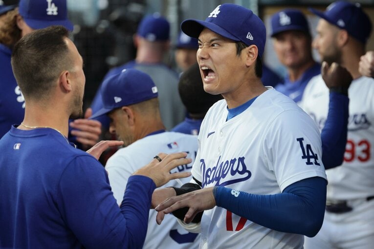 ベンチで変顔する大谷　©JIJI PRESS