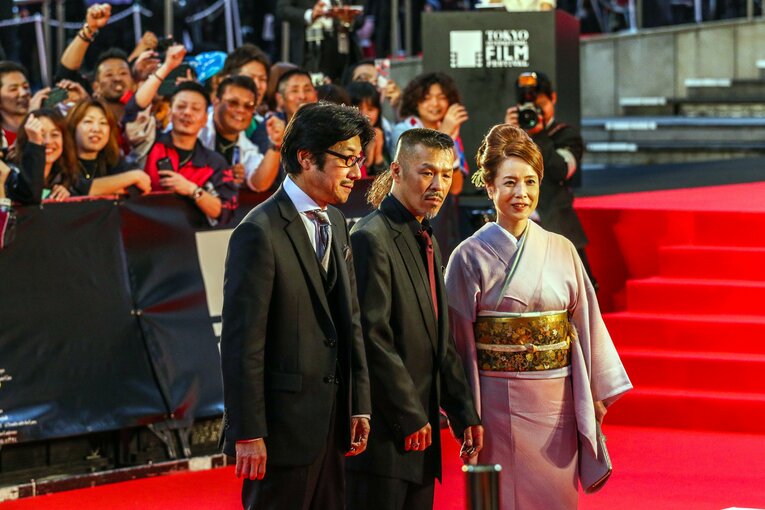 記録映画『ジョーのあした 辰吉丈一郎との20年』の阪本順治監督とレッドカーペットを歩く