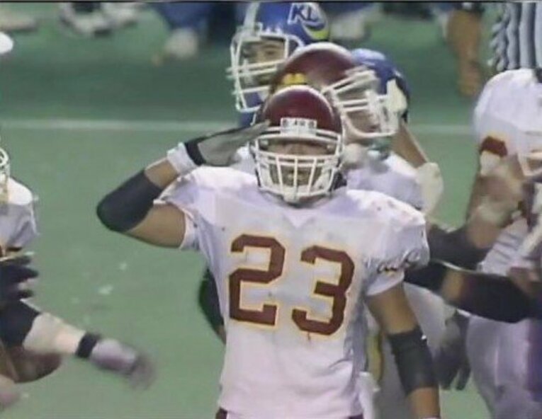 トレードマークとなった敬礼ポーズ、ポジションはフリーセーフティ（FS）　写真は本人提供