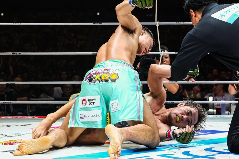 試合がストップした瞬間。金原は力尽きたかのように逆転負けを喫した　©RIZIN FF Susumu Nagao