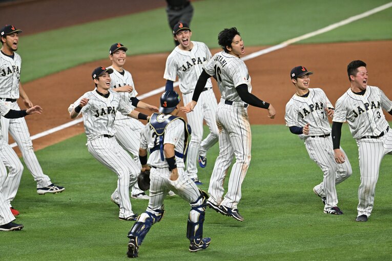 牧秀悟を空中でいなしたあと、キャッチャーの中村悠平を探す大谷　©Naoya Sanuki
