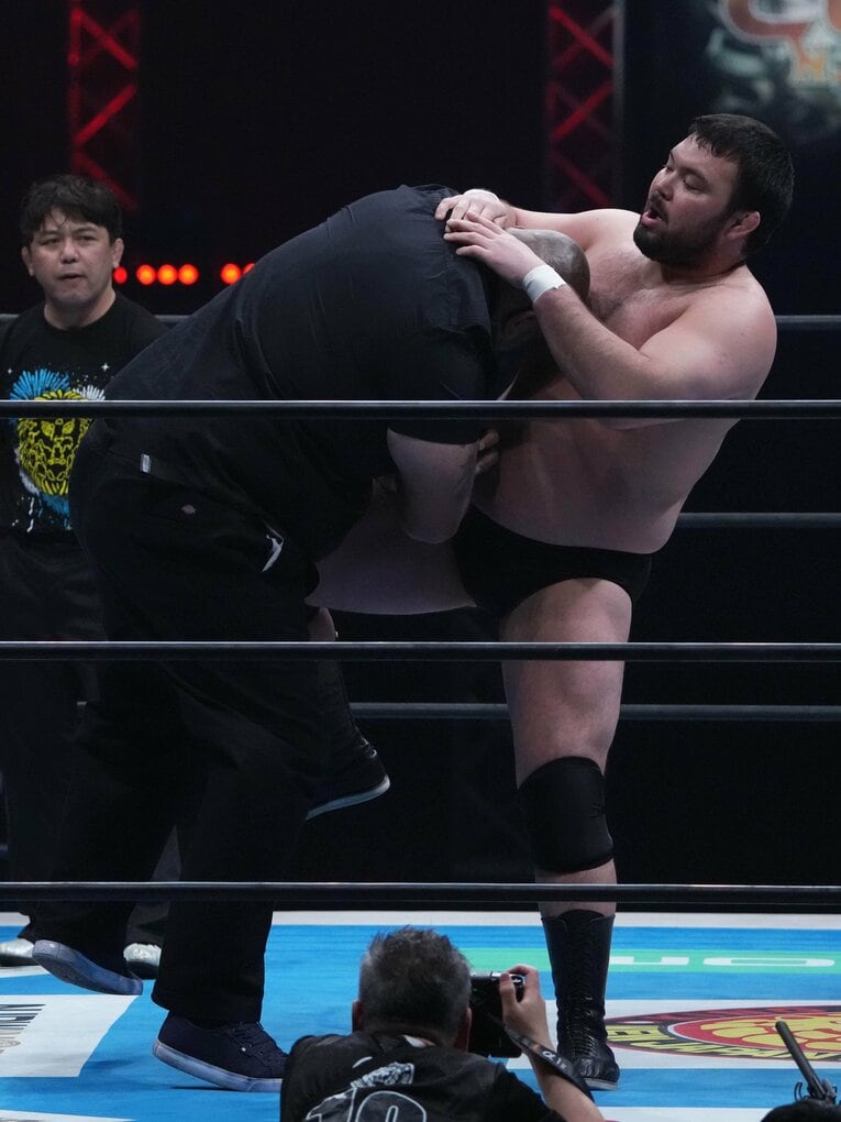 ドン・ファレにヒザを入れるウルフアロン。3月21日、アオーレ長岡　©Essei Hara