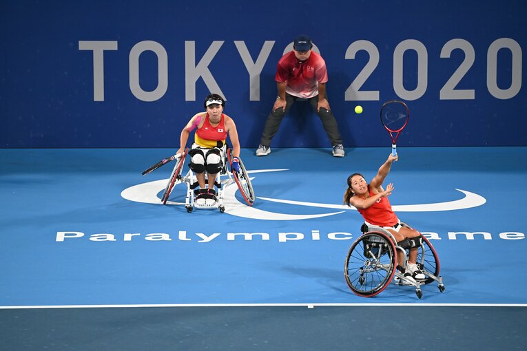 日本の女子車いすテニス界を牽引してきた上地結衣（右）。その背中を追って、同じく世界のトップ選手として活躍しているのが大谷桃子である（左）　©Naoya Sanuki