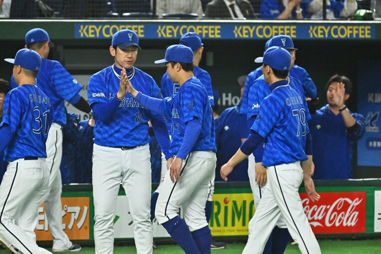 勝利投手となった東をねぎらう三浦監督　©Hideki Sugiyama