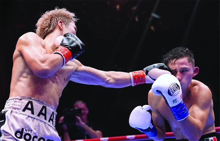 井上尚弥のジャブを被弾するピカソ（1枚目／全3枚） ©Naoki Fukuda