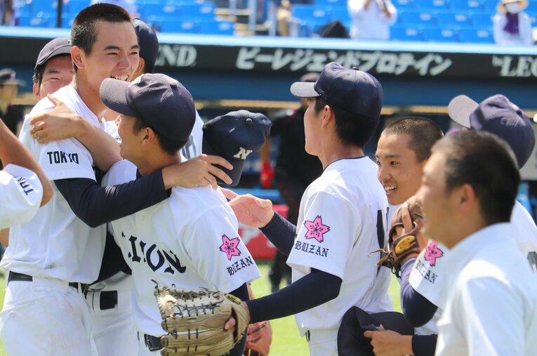 延長タイブレークの末、優勝候補の関東一を破った日大豊山の選手たち。左が4番を打つ“水陸二刀流”の光永翔音 ／ photograph by Yu Takagi