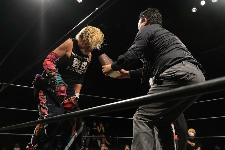 「凶器は模範六法」「伊製高級スーツでリングイン」異色の“東大卒”弁護士・川邉賢一郎がプロレスラーになるまで(24)