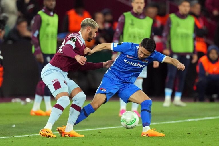 ベンラフマとマッチアップする菅原　©Getty Images