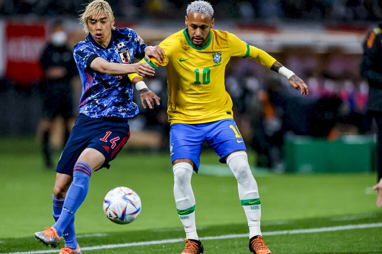 ネイマールと伊東純也　©Kiichi Matsumoto/JMPA