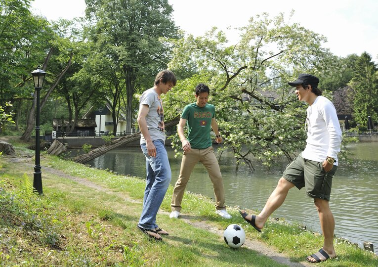 2011年オランダ対談（吉田麻也、安田理大、カレン・ロバート）　©︎Takuya Sugiyama