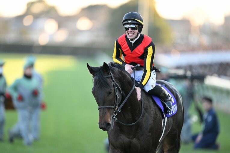 笑顔でミュージアムマイルをねぎらうC・デムーロ　©Keiji Ishikawa