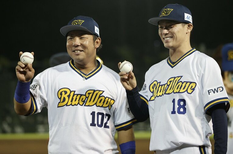 山本由伸（右）と一緒にお立ち台に上がる大下誠一郎　©Kyodo News