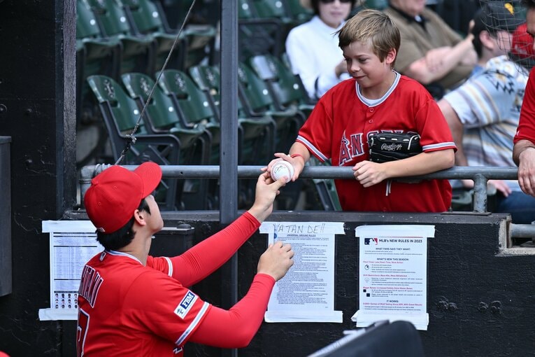 敵地・シカゴで大谷が少年にサインボールを渡すシーン　©Getty Images