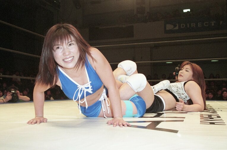 アルシオン旗揚げ戦にて。府川唯未（左）とキャンディー奥津のシングルマッチ　©東京スポーツ新聞社