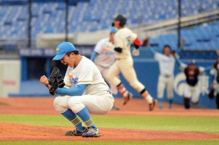 写真はこの秋の東大野球部。法大戦で、東京六大学リーグ2季ぶりとなる白星をあげ、マウンドで喜ぶ松岡由機投手(4年) ／ photograph by Sankei Shimbun