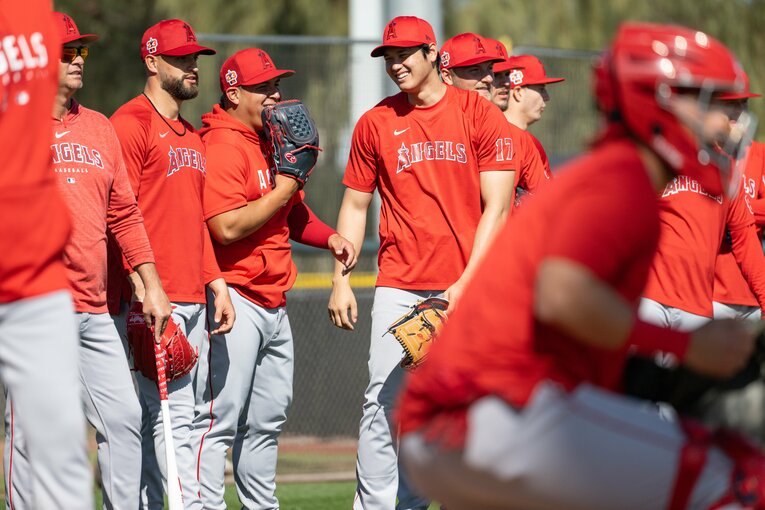 ベネズエラのホセ・スアレス投手と談笑する大谷　©Nanae Suzuki