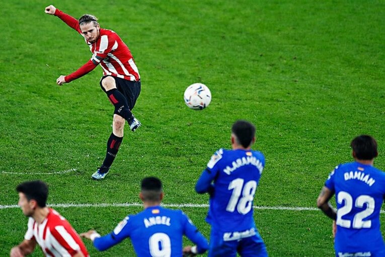 コロナ禍以前では撮れない構図から、ムニアインの直接FKを撮影した©Daisuke Nakashima