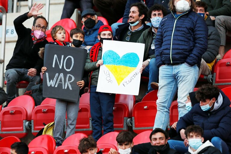 久保建英が“不可解判定”に怒った！ ラフプレーに抗議→イエローも…「バモス！クボ」とファンが信頼する理由〈撮影者の視点〉(36)