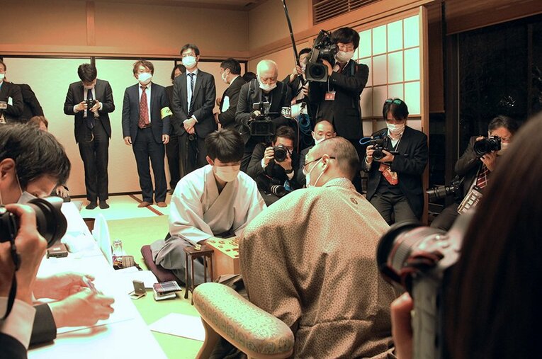 終局後の対局場　©NumberWeb