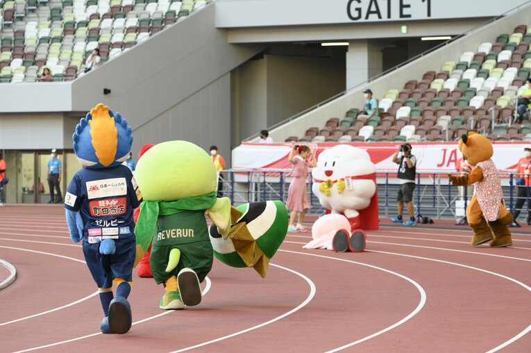 ゼルビーの手助けを受け、帽子を手に持ったまま駆けていくリヴェルン。友情のバトンがつながった　©Hirofumi Kamaya