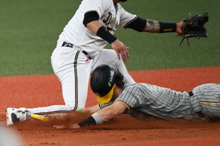 日本シリーズ第1戦で奇襲ともいえる二盗をヘッドスライディングで決めた佐藤輝明　©︎Naoya Sanuki