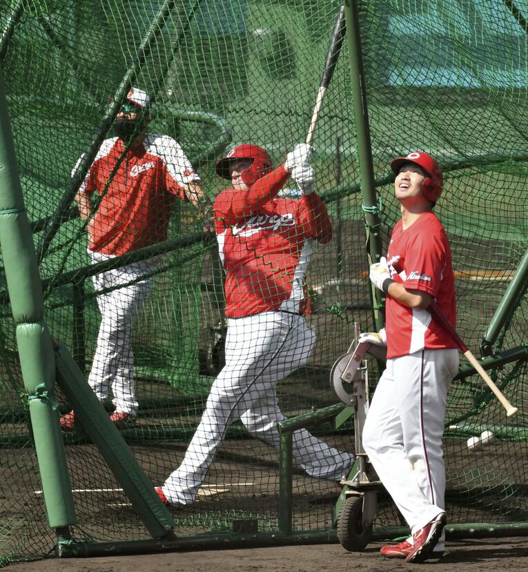 フリー打撃で柵越えを連発した広島・クロン（中央）。その横には打球を見上げる鈴木誠也が　©KYODO