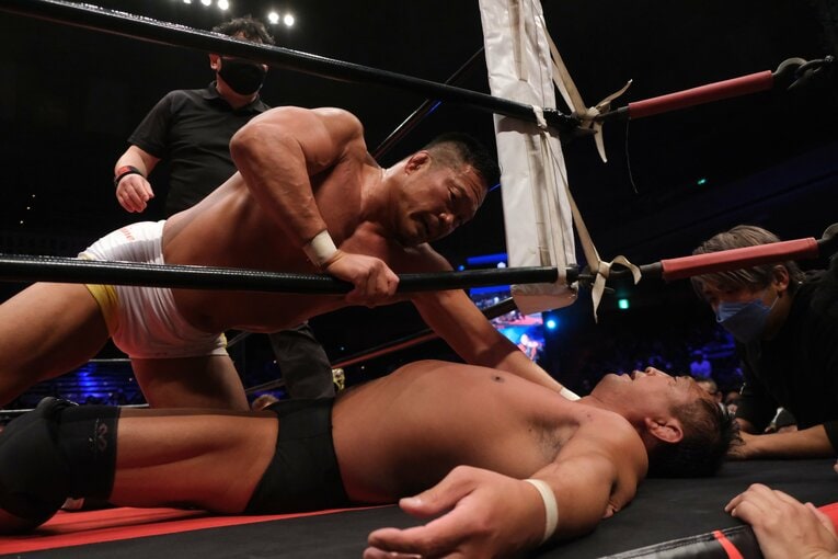 杉浦が立ち上がれない大谷に近寄る場面も