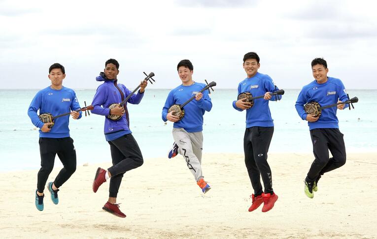 見よ！このジャンプ力！　2019年に日本ハムに入団したルーキーの（左から）柿木、万波、吉田輝、野村、田宮　©︎KYODO