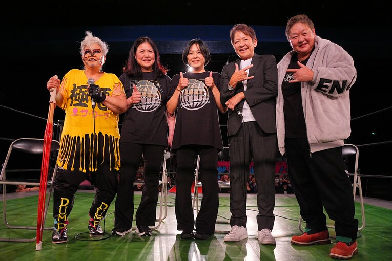 12月1日、JB結成40th新宿大会では（左から）ダンプ松本、山崎、立野、ライオネス飛鳥、長与千種がそろう　Ⓒペペ田中